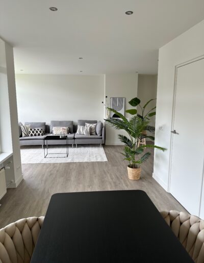 De woonkamer vanuit de eetkamer gezien