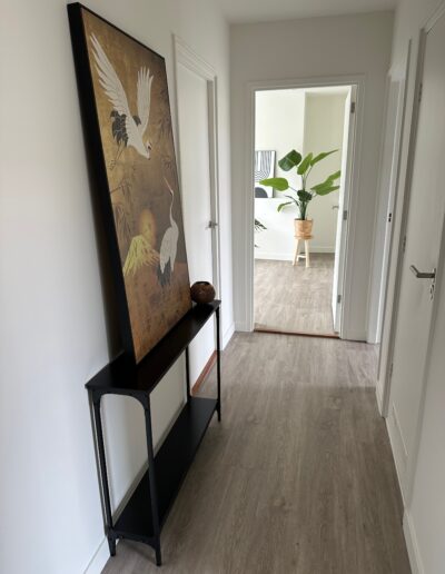 De hal vanuit de entree na de styling