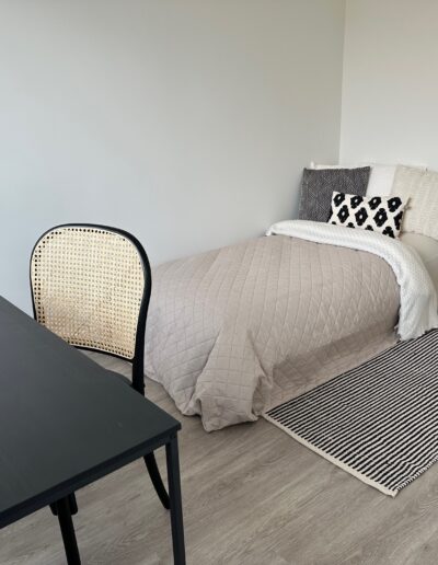 De kleine slaapkamer na de styling