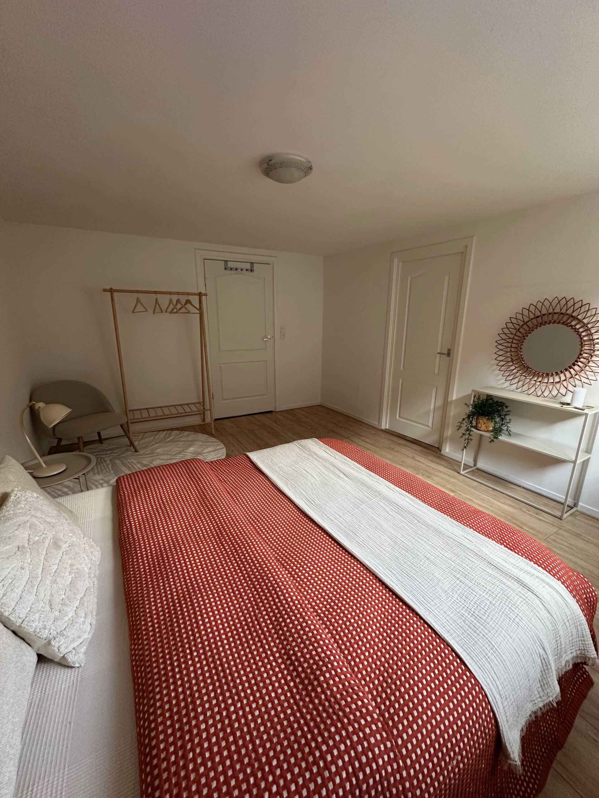 IMG_9025 De grote slaapkamer na de styling